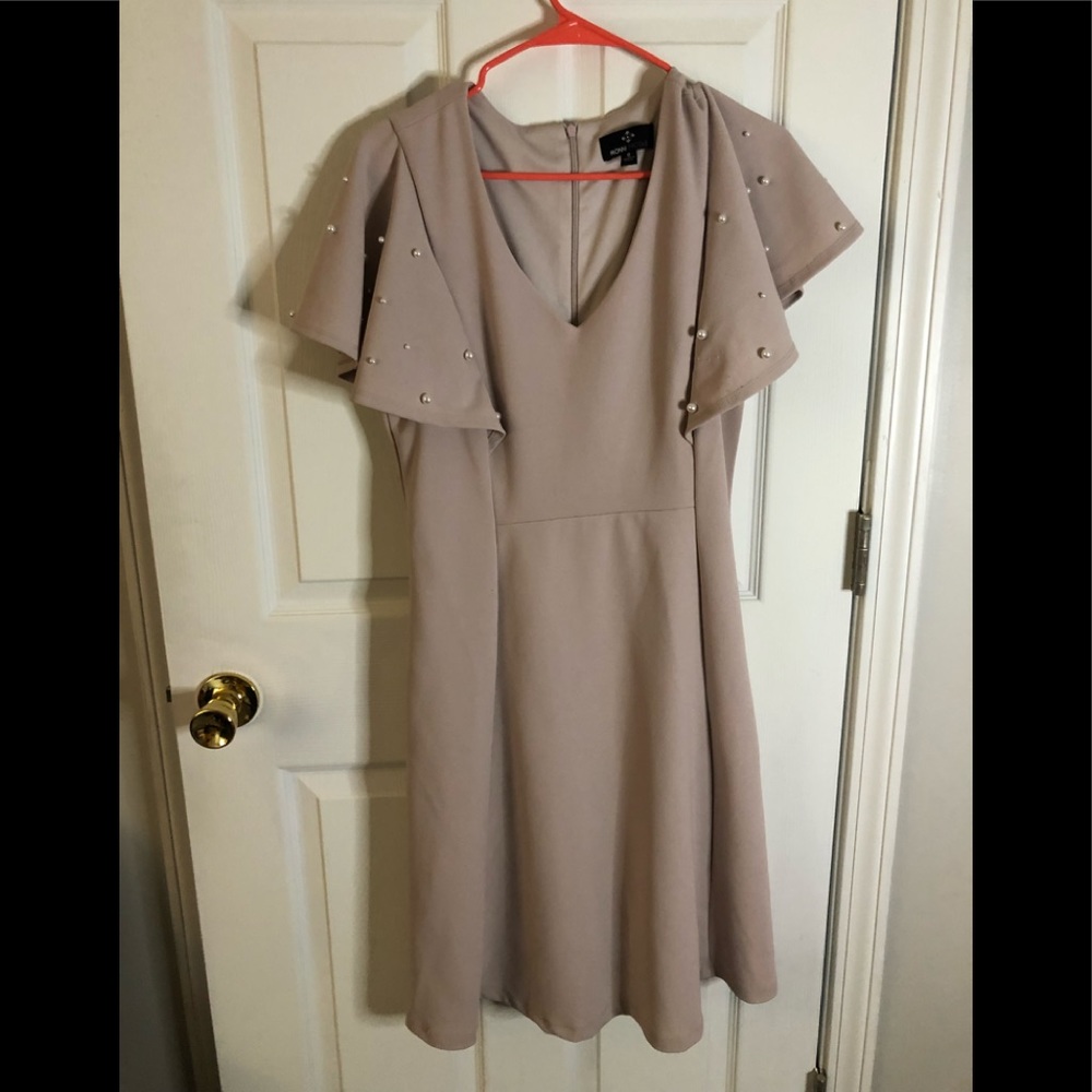 Ronni Nicole Women’s dress, Beige, size 8, short sleeves with faux pearl accents